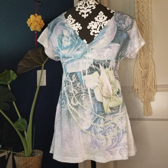 Small Short-Sleeve Shiny Subtle Metallic Floral V-Neck Blouse - Silver - Picture 5 of 5